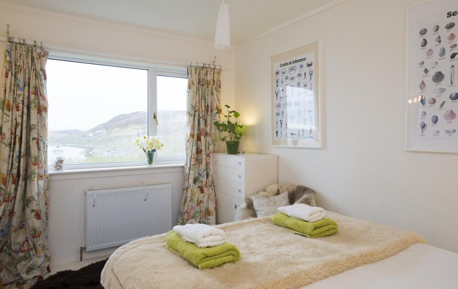 Green & White Bedroom Lochside 